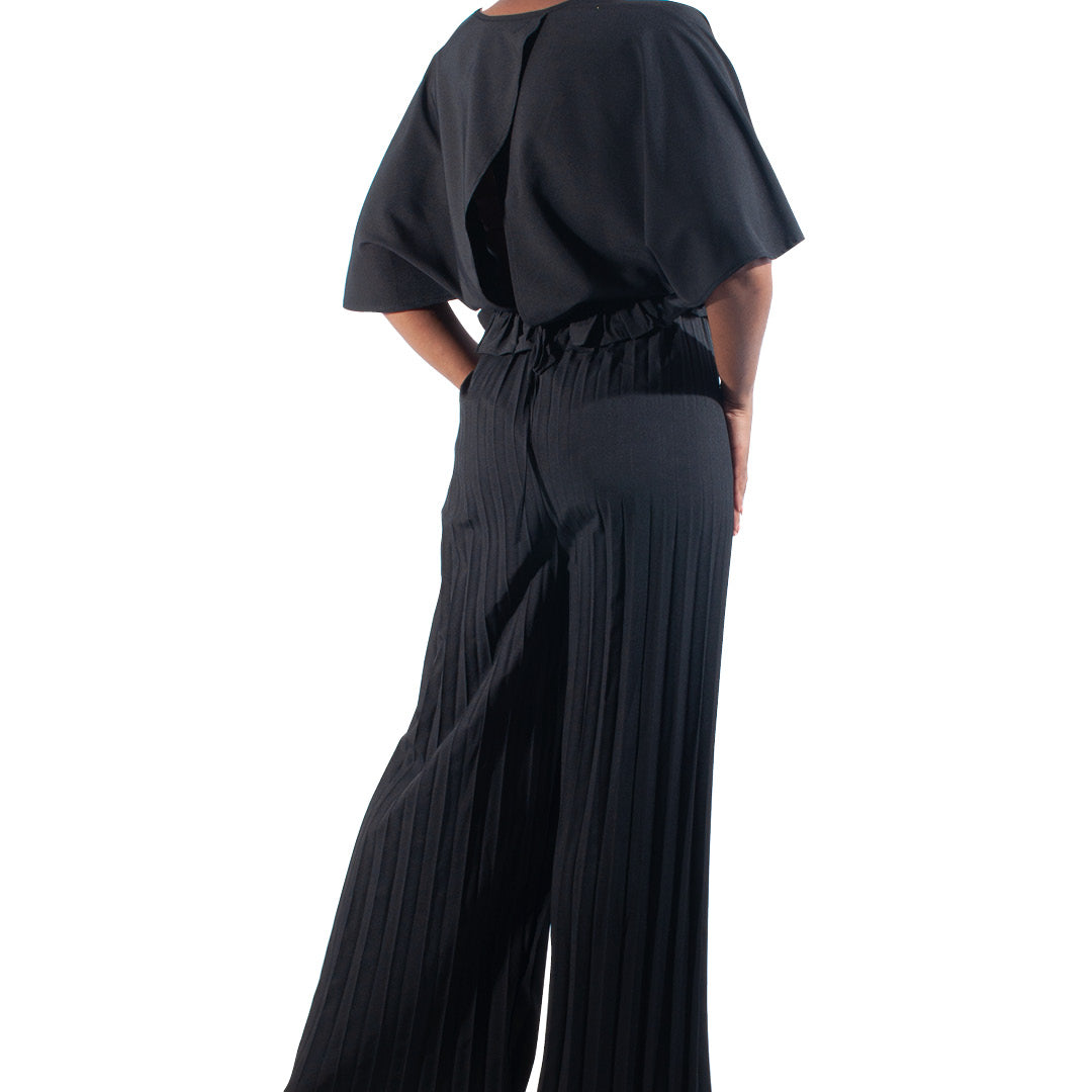 Short Sleeve Black Crop Top And Pleated Pants